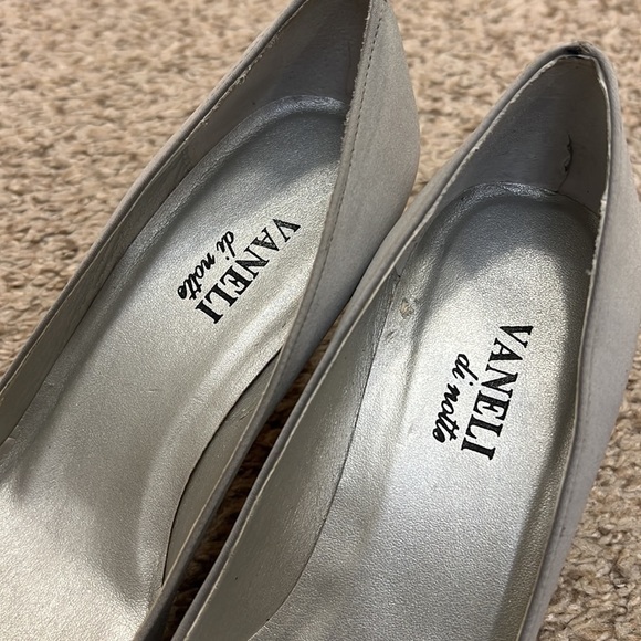 Vaneli Di Notte Silver Satin Peep Toe Heels - Picture 11 of 13